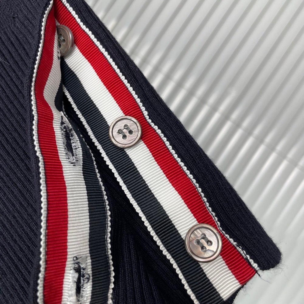 Thom Browne Navy Short-Sleeve Tee with Tan Horse Motif - Picture 8 of 9